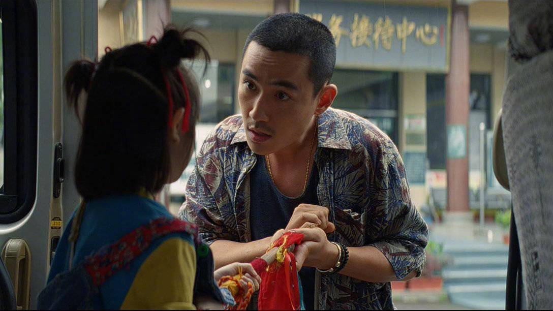 朱一龙 人生大事 发布影院版预告莫三鼻圆寸花衬衫痞气造型首曝光 粉紫色