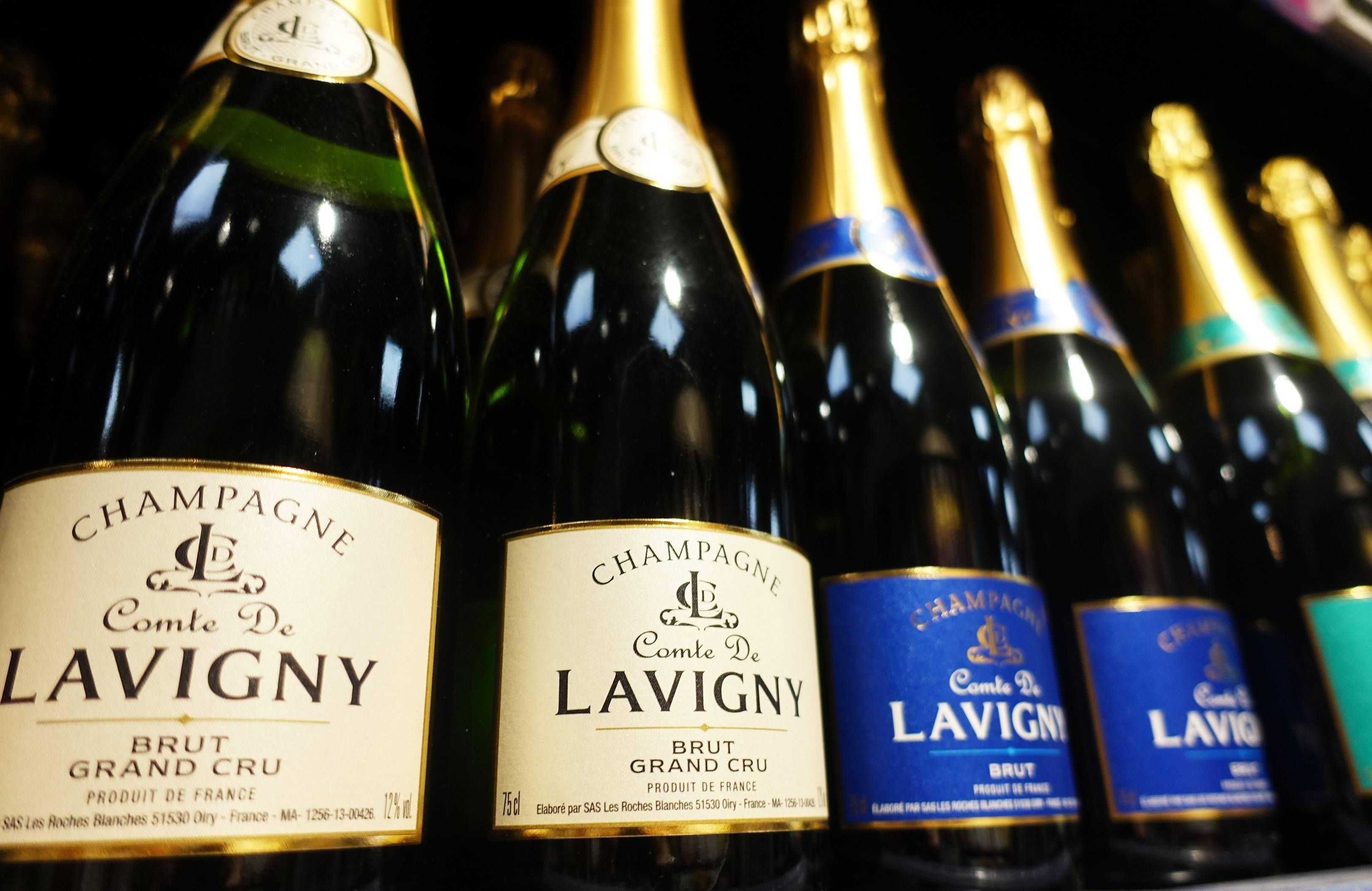 俄法上演"香槟"夺名大战:普京签署法令要求法国香槟改名叫"起泡酒"