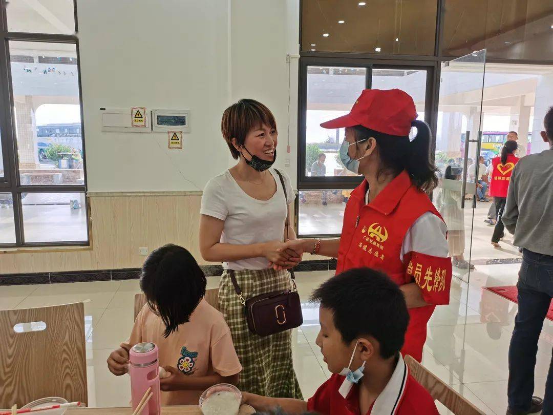 影响|170余名司乘因停航滞留徐闻服务区,这时候他们来了……