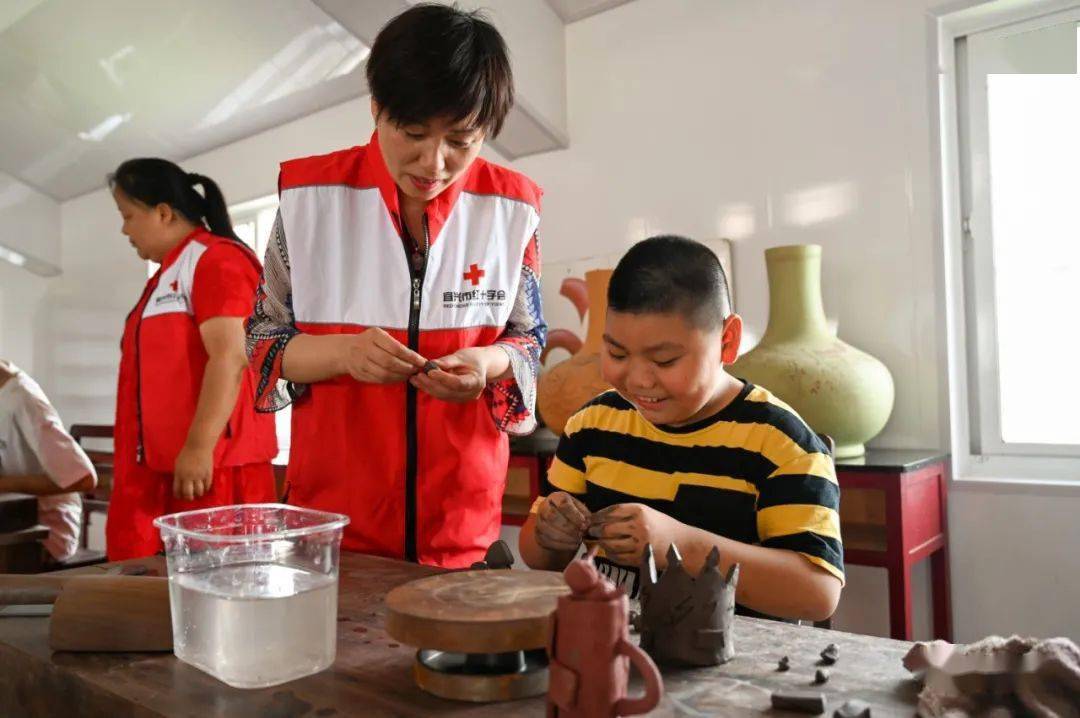 下午14:00,宜兴紫砂小学发生的一幕!