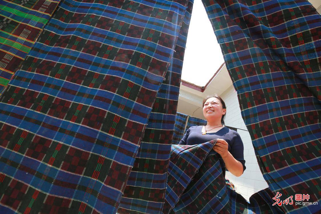 形成了一条集生产,加工,销售于一体的老粗布产业链,使农村妇女居家