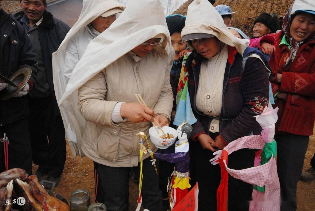 农村下葬后不包坟头出殡3天后才圆坟这3个圆坟礼仪你知道哪些