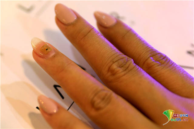 指甲|迪拜美容院推出“指甲芯片”代替名片