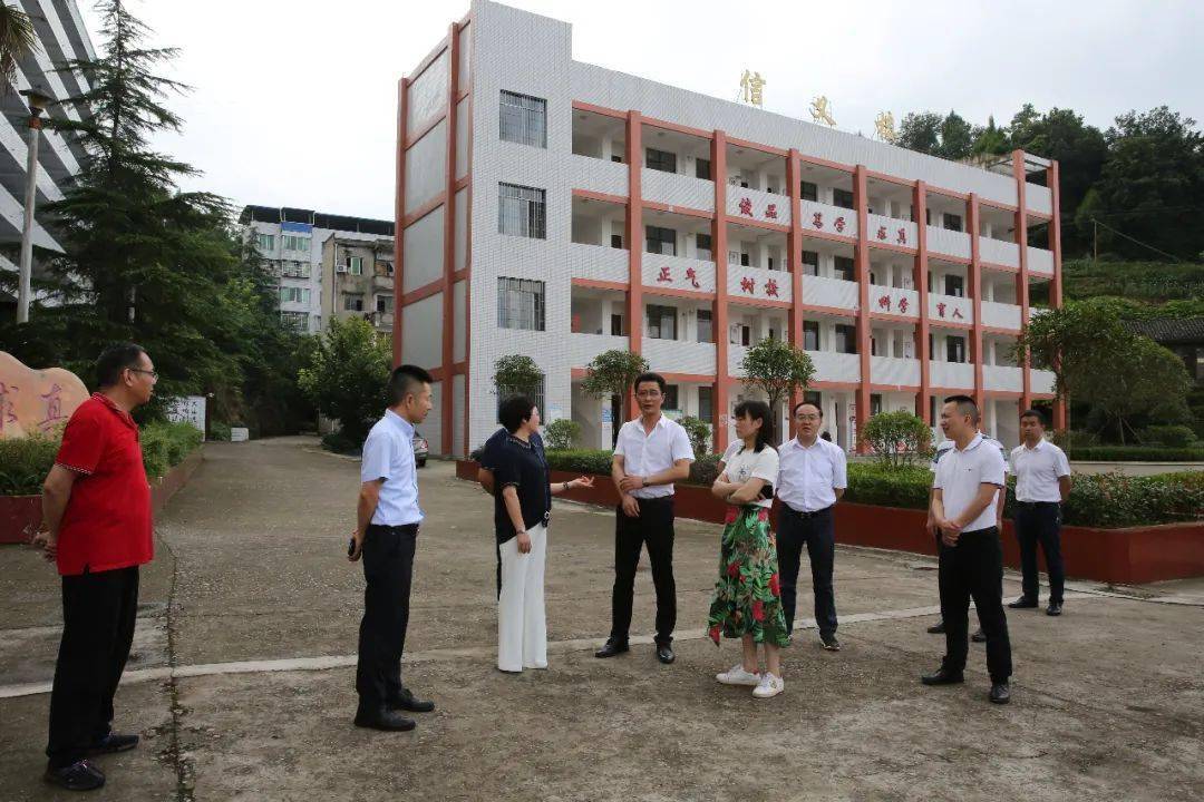 市教体局副局长何虎陪同检查调研,县政府副县长李莉参加检查调研