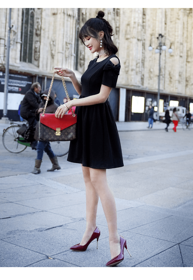 夏天显瘦就要穿小黑裙!任何场合都能hold住
