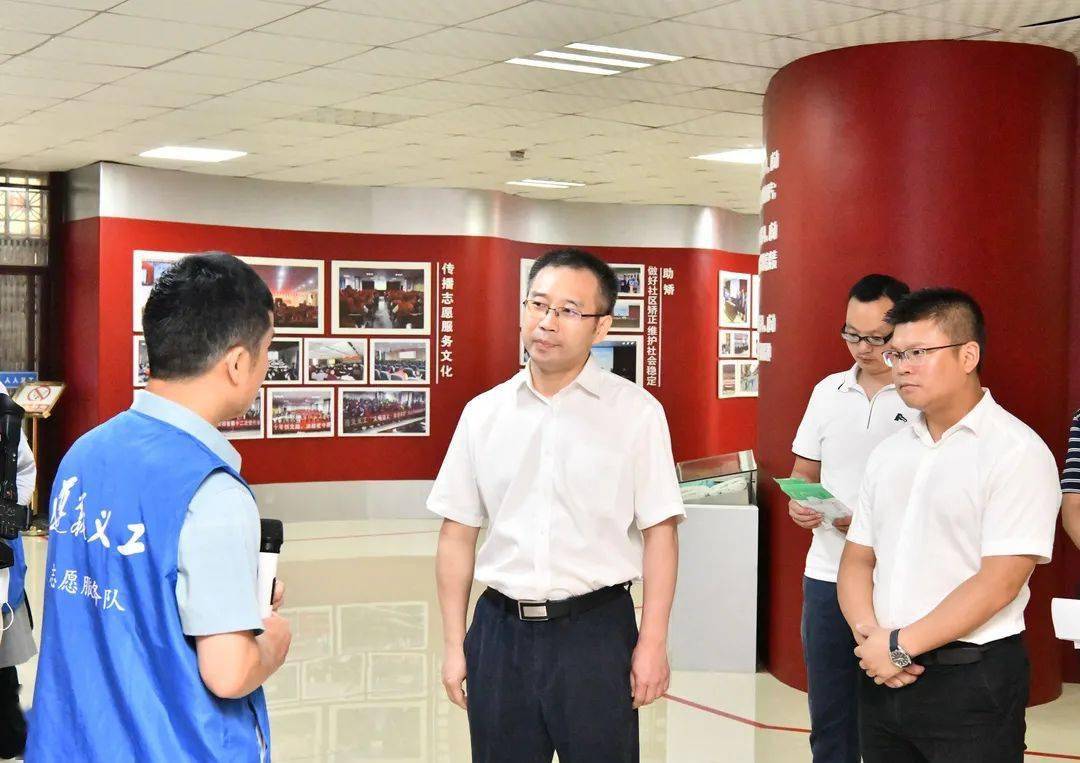 市委常委,市委宣传部部长,市委统战部部长,市委教育工委书记孟麟陪同