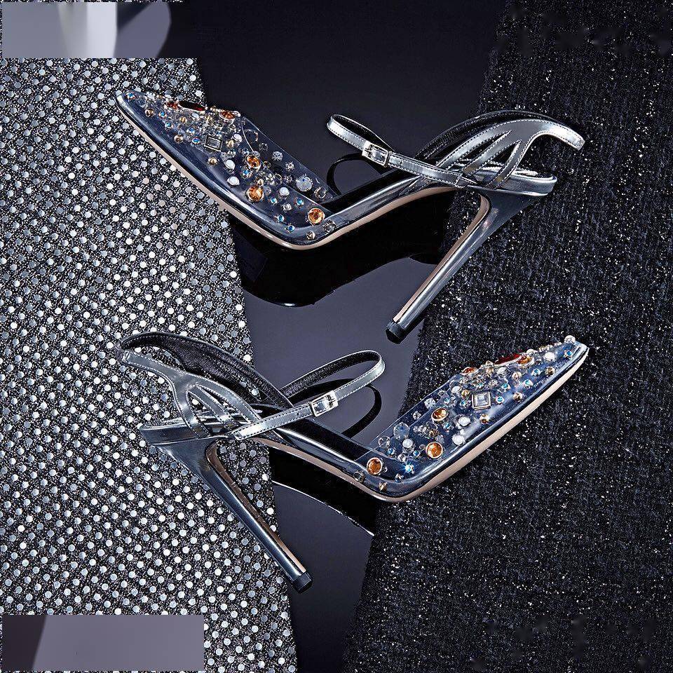 还有这双高跟凉鞋,凡是有鞋带的位置都点缀了水晶,样式饱满而透明