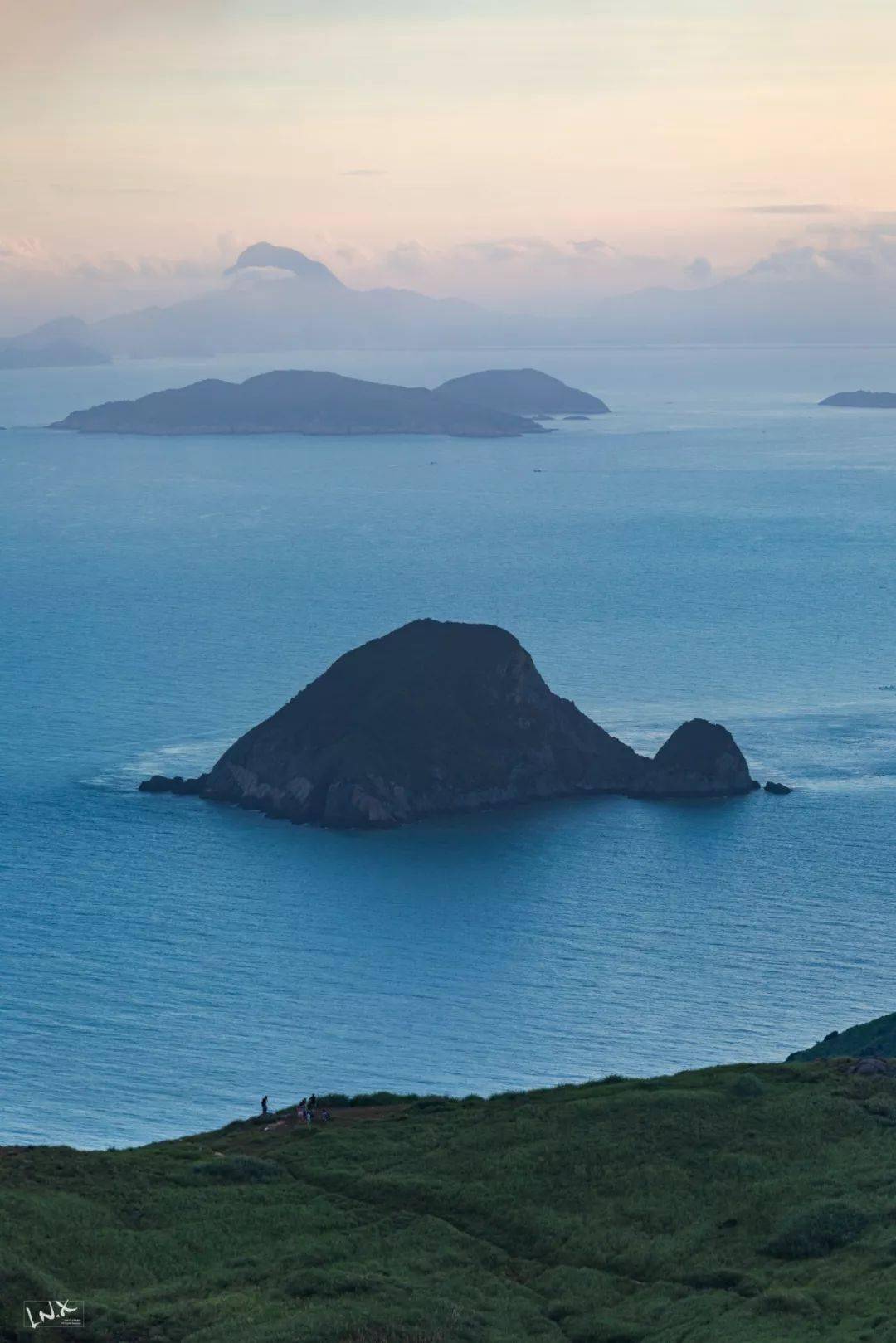 沐著早晨的陽光,在山頂眺著大海的遠處,面朝大海的夢想很遙遠麼?