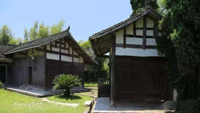 魏源故居,位于湖南邵阳隆回县司门前镇学堂弯村,是一座两正两横的木