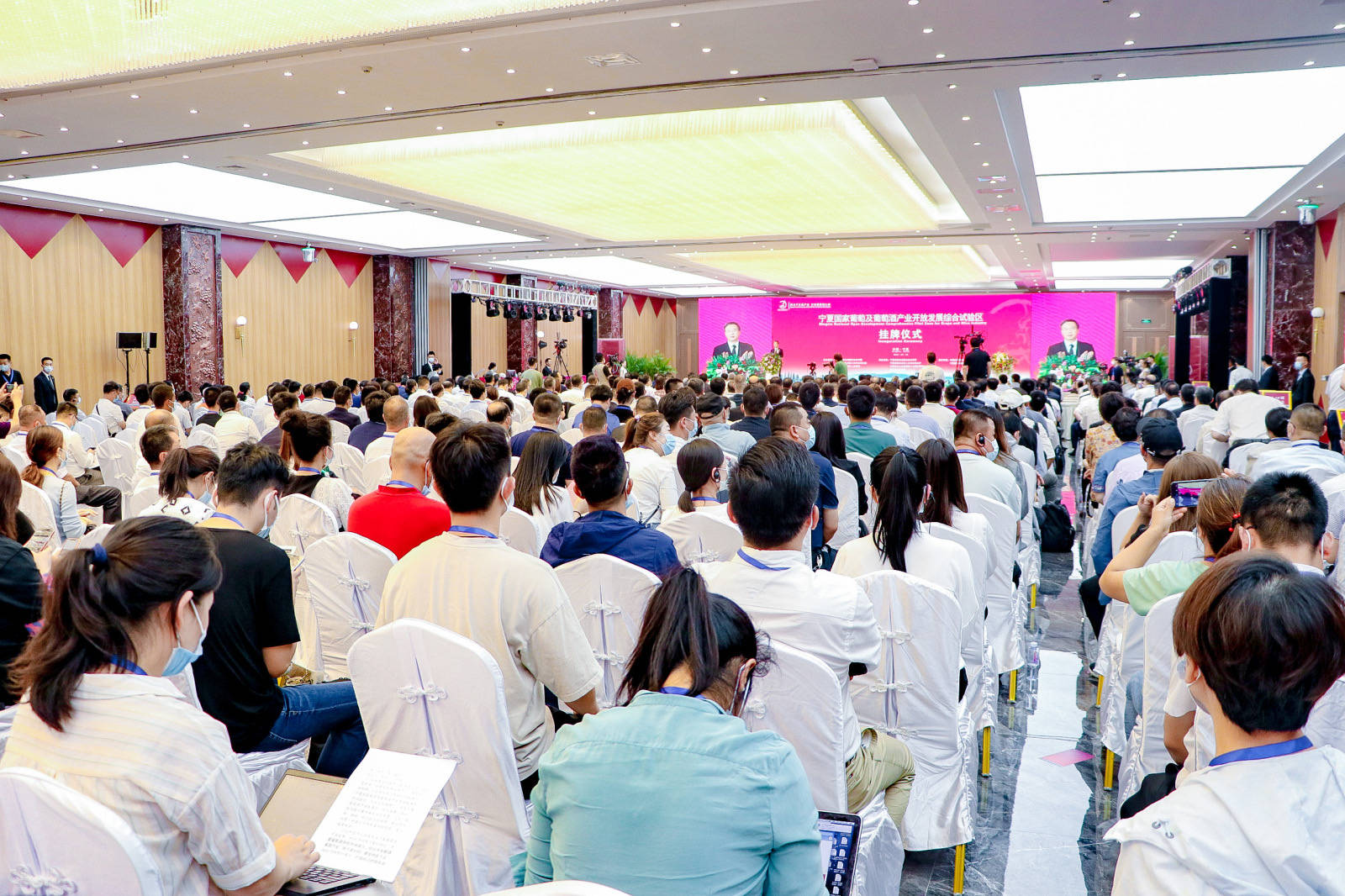 首家|中国首家葡萄酒综合试验区在闽宁镇挂牌