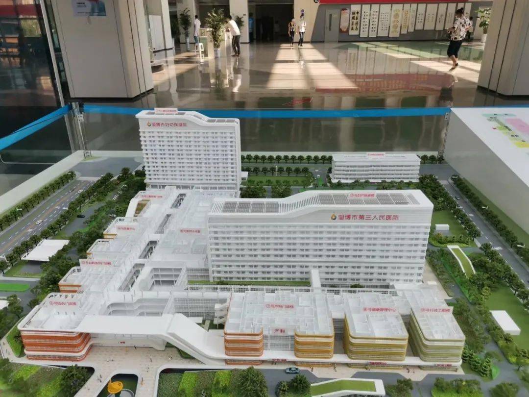 面积扩大,患者对医院的布局不清楚,前来就诊的患者可借助沙盘模型