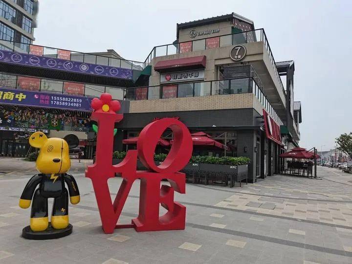 盛夏时节,余姚马渚镇的中鑫广场人气就像气温一样,越来越旺.