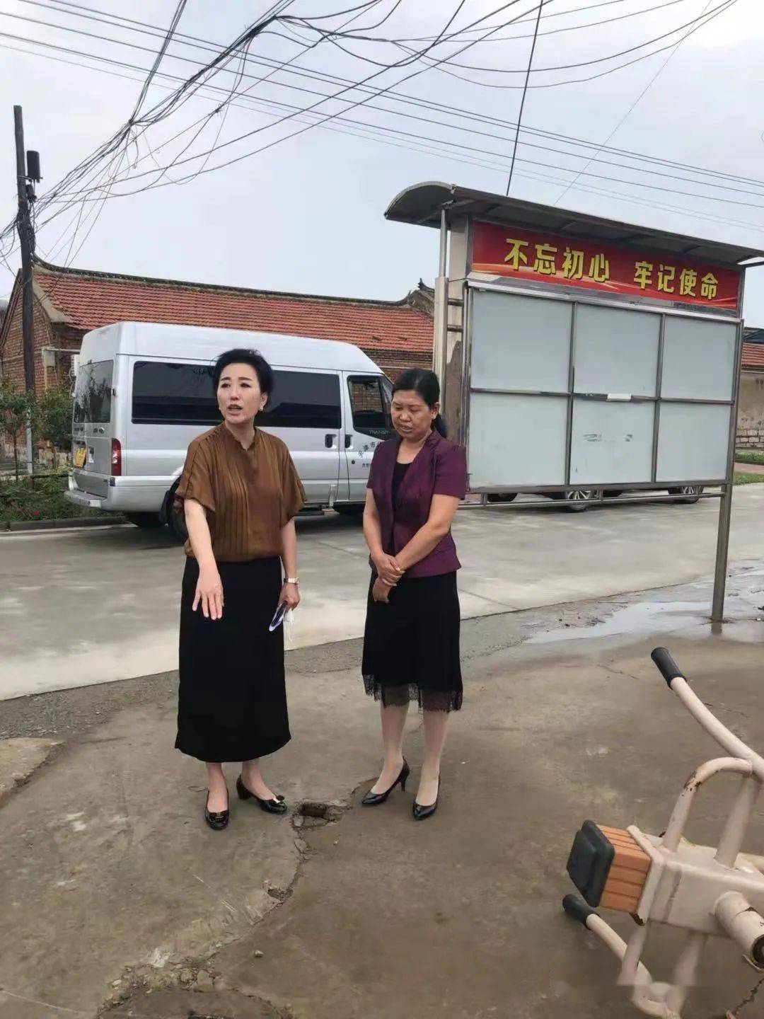 宁河区人大常委会副主任杨霞带队到区体育局视察工作