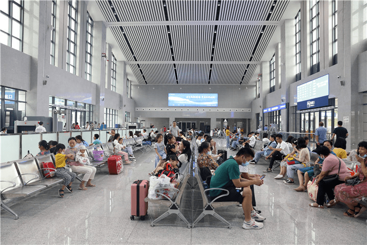 更宽敞更明亮彭水火车站新站房正式投入使用