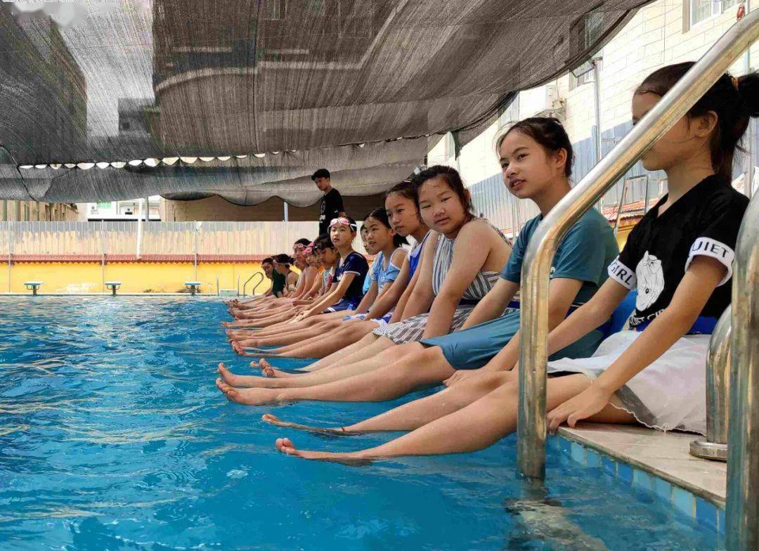 暑期来临,为了孩子远离电子产品,增强体质,来奥翔游泳池学一技能