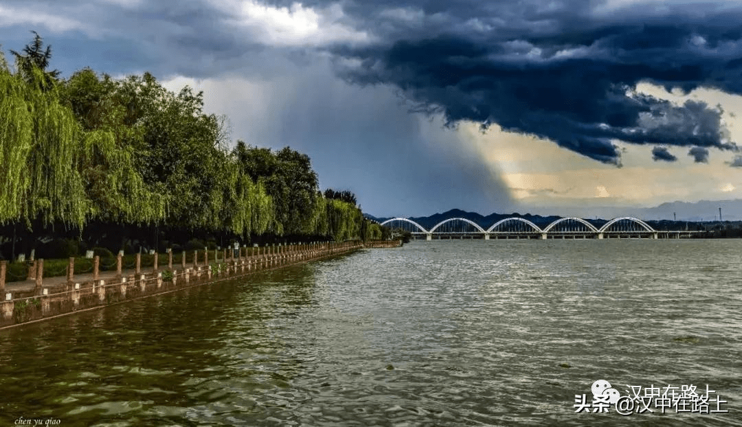 暴雨來臨之際漢中天空異象堪比好萊塢大片