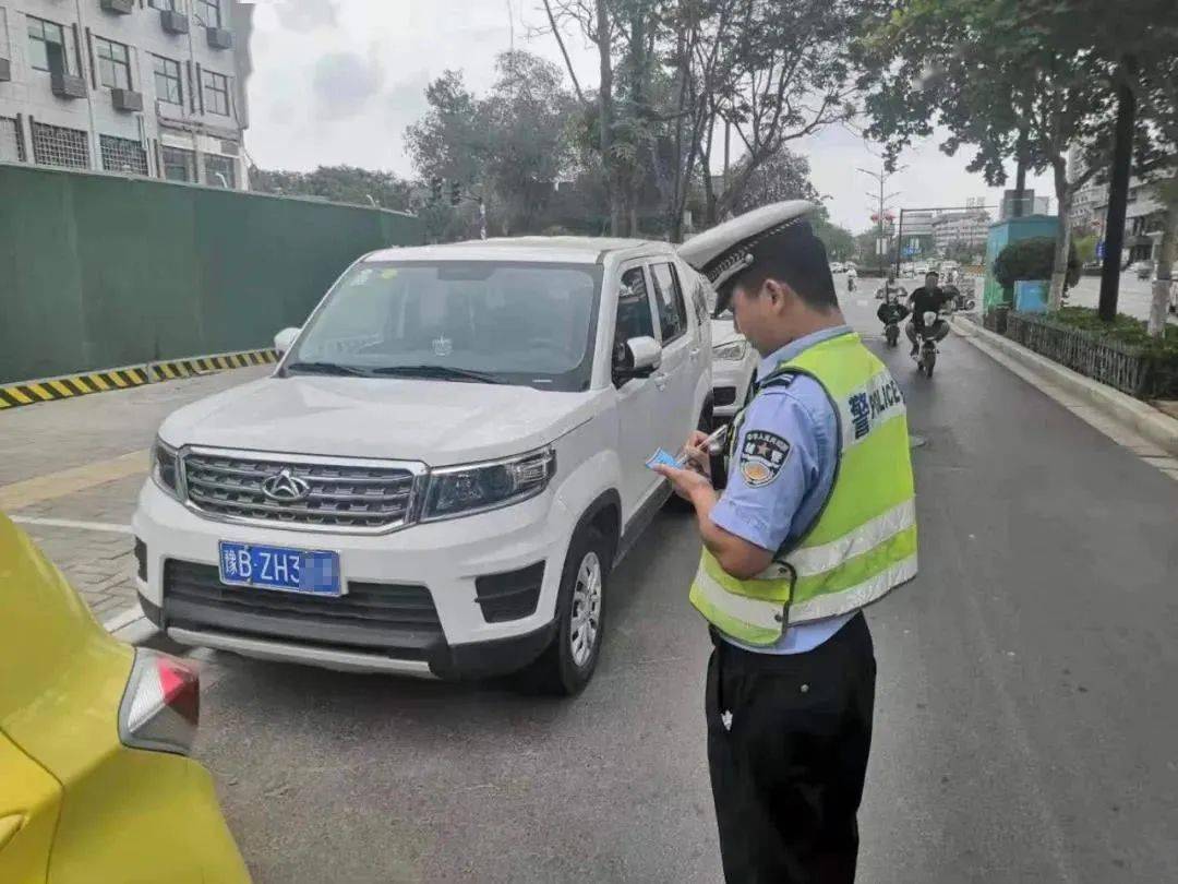 河南一市交警贴条有变化,30分钟内不处罚!