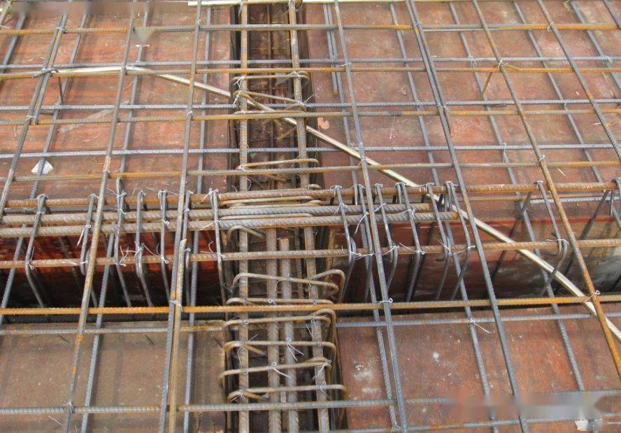 1,梁负筋长度不够,应为1/3l,属偷工减料.