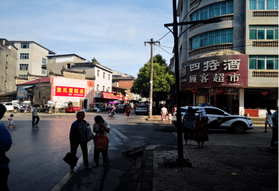 高安村前镇集中整治占道经营!