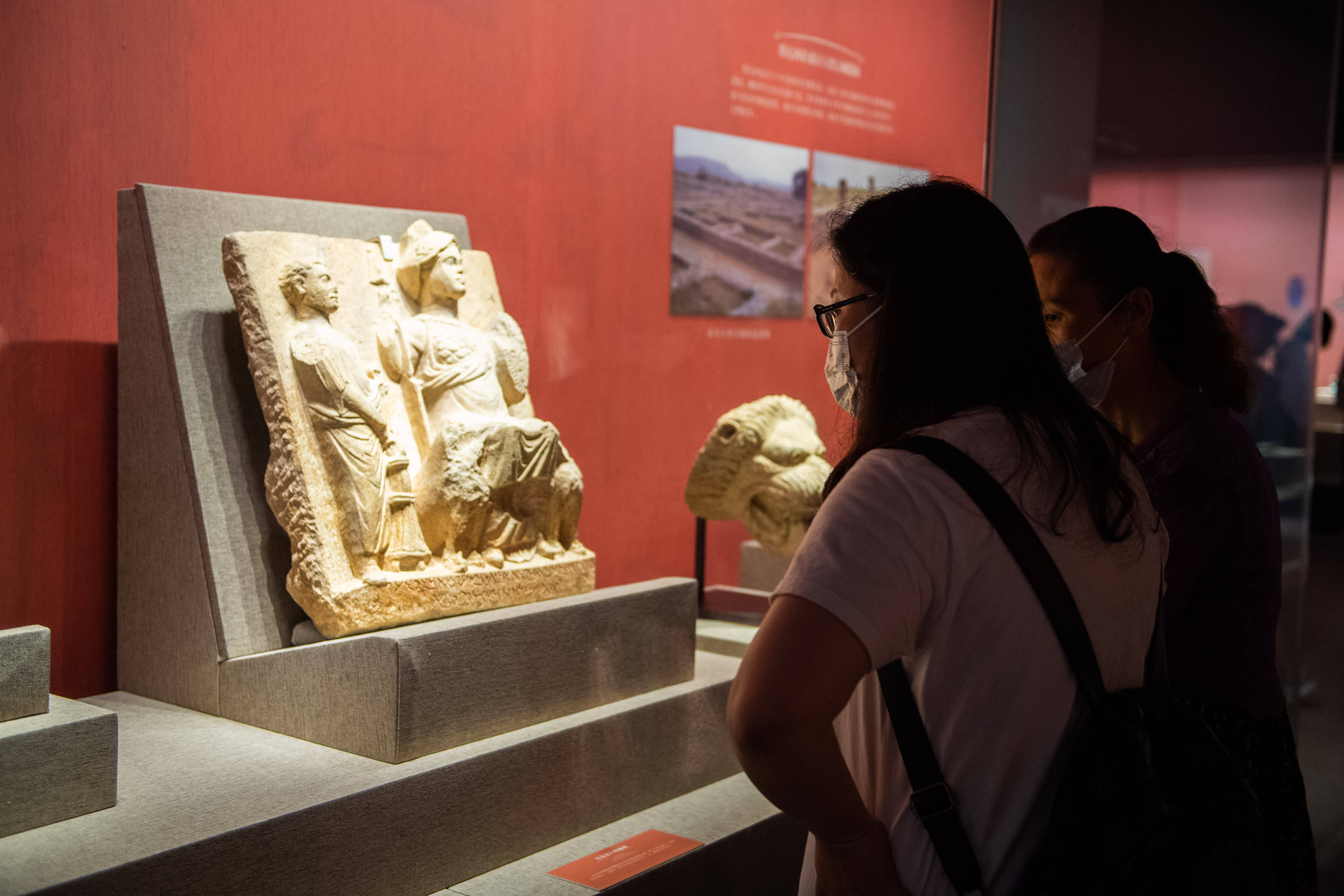 7月10日,观众在湖南省博物馆参观我们亚洲——亚细亚古代文明展