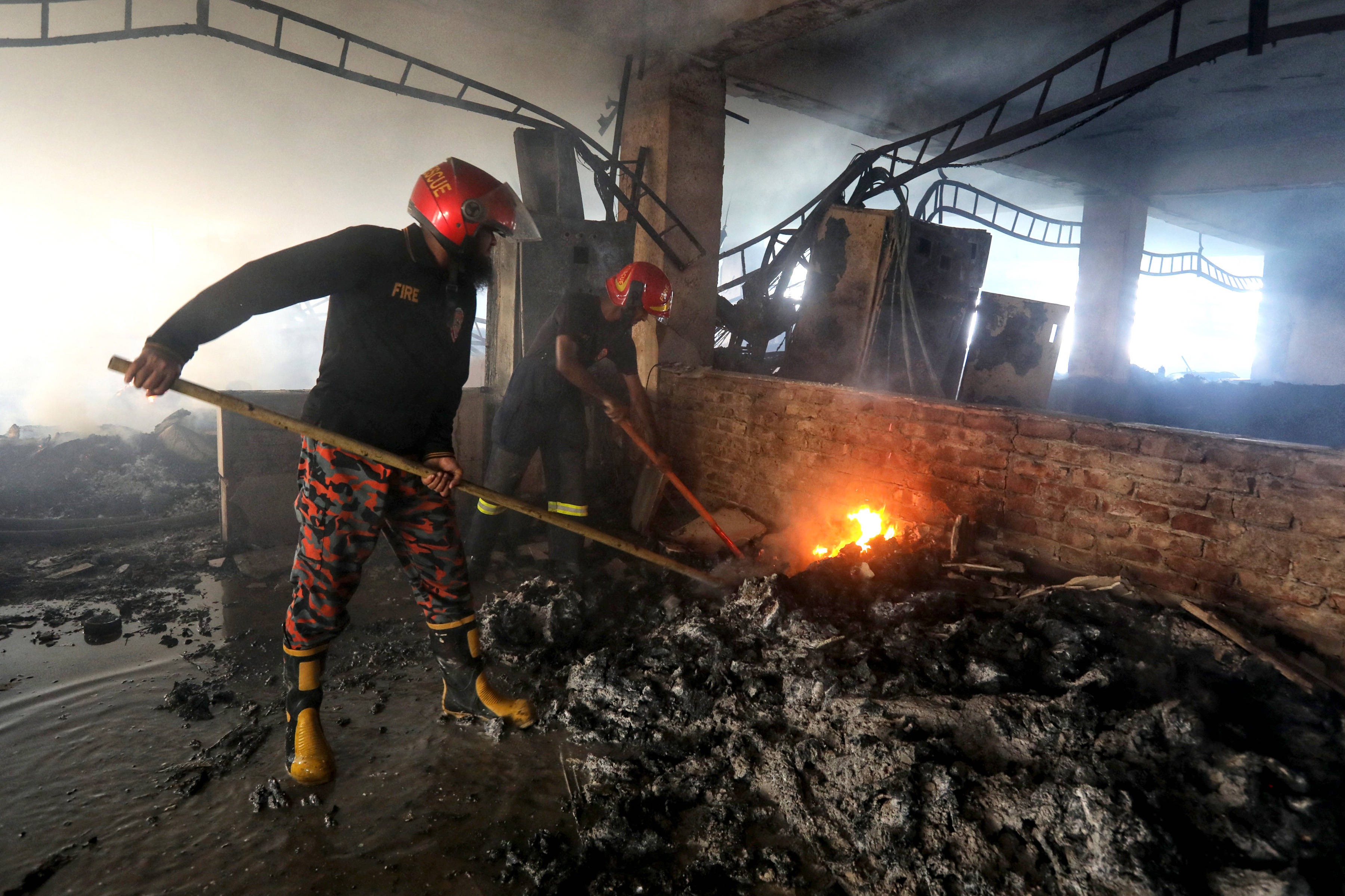 孟加拉国一工厂失火致死至少52人