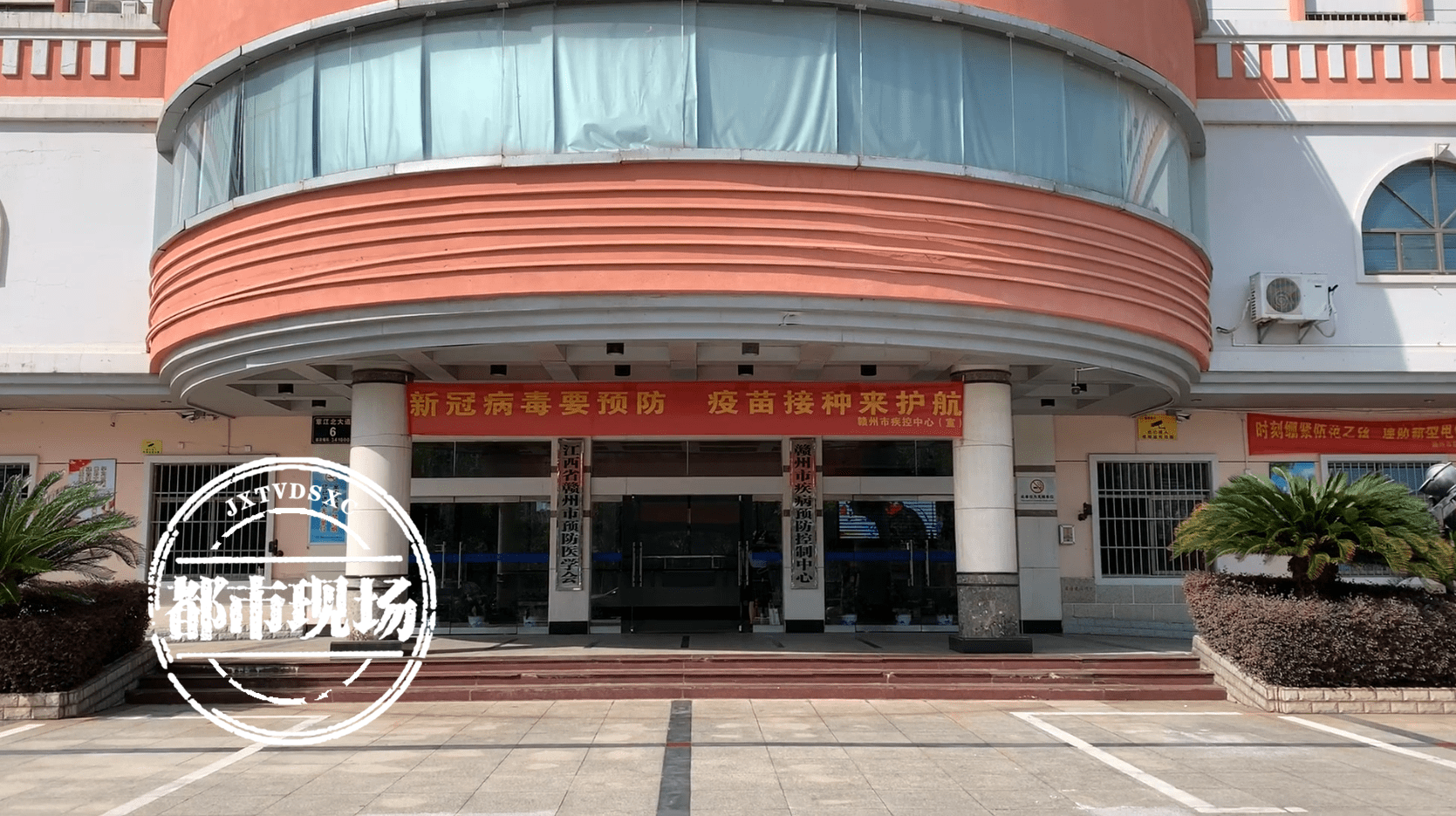 记者在赣州市民中心新冠疫苗临时接种点看到,前来接种疫苗的人员并不