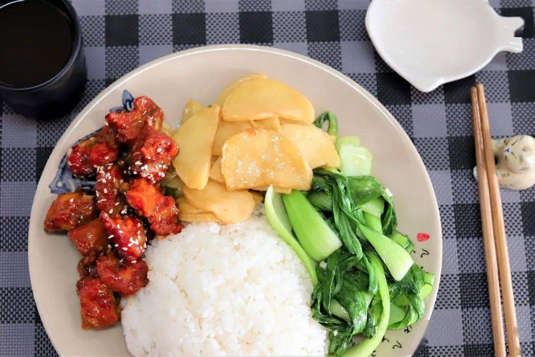 人群热气腾腾的饭菜色香味俱全的各式美食福州理工学院食堂等你来体验