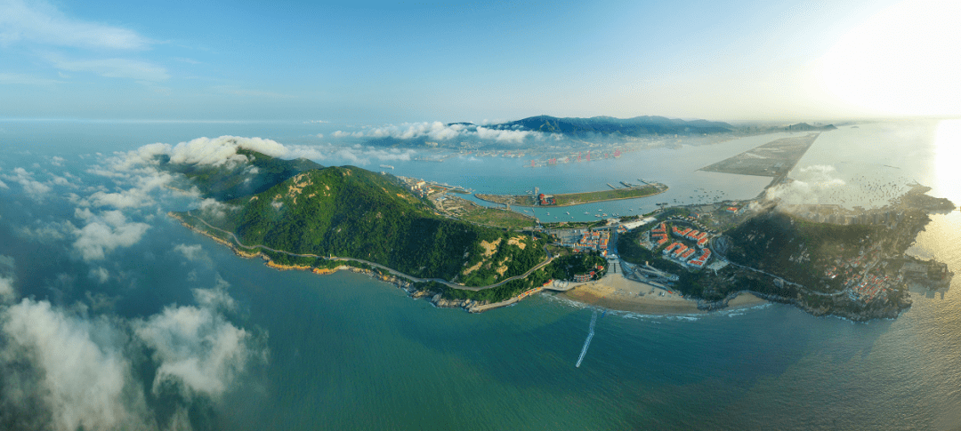 连岛景区是国家aaaa级风景区,与连云港港隔海相望.
