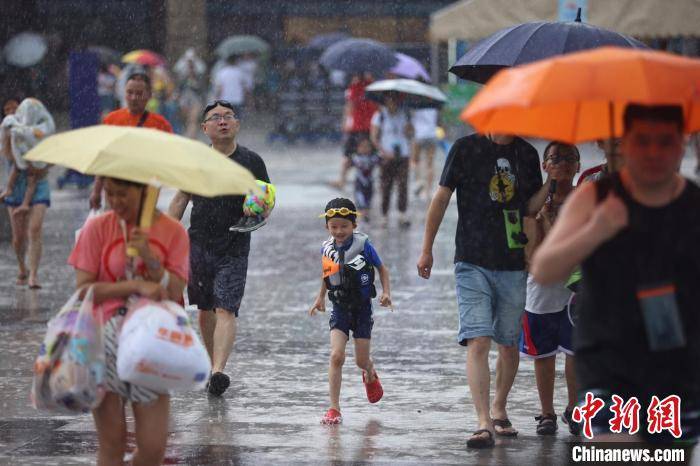 南京突降大雨,孩子雨中奔跑 泱波 摄