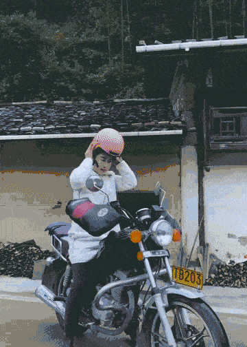 农村骑男士摩托的女人图片