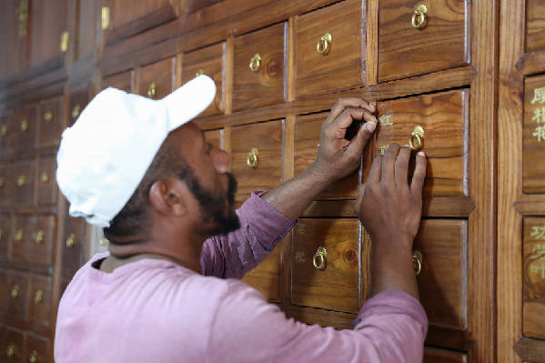 新华社|全球连线 丨 这个虐了人类几千年的疾病，中国赢了还在帮大家赢