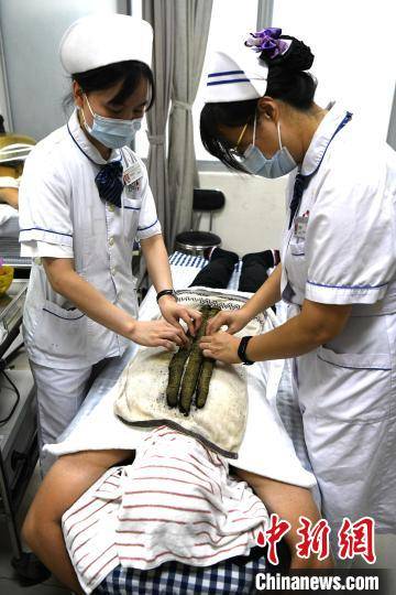 进行|盛夏三伏天 福州市民热衷“三伏灸”