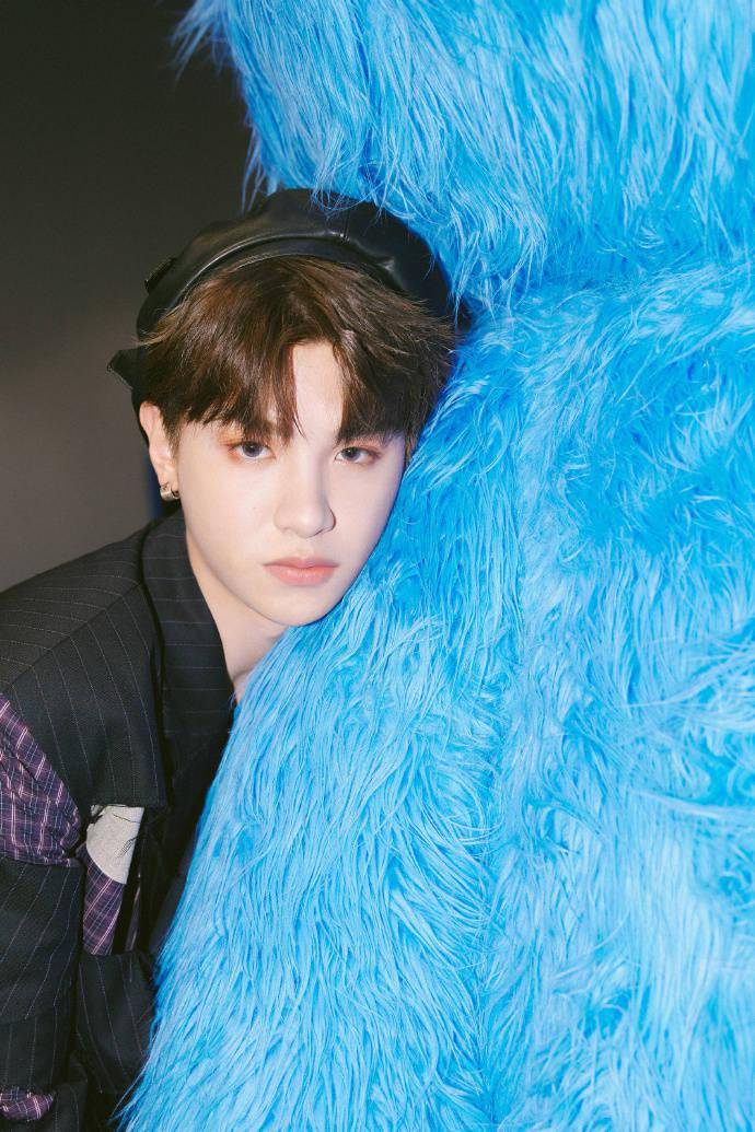 黄明昊这就是潮流首期造型图送达潮流变装大秀今日中午12点准时开启