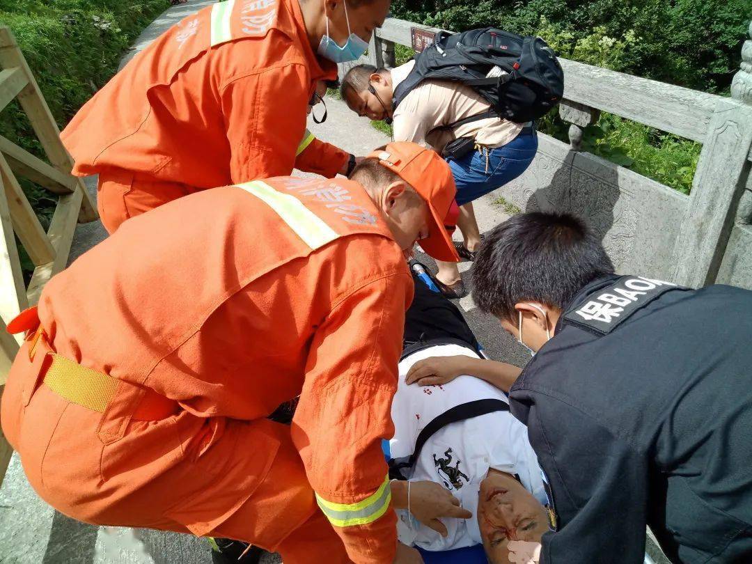 消防救援丨昨天，一游客在梵净山上不慎摔倒！