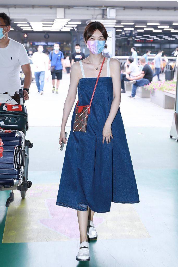 方头|李菲儿戴梦幻口罩笑容明媚 穿吊带长裙露香肩变甜酷少女