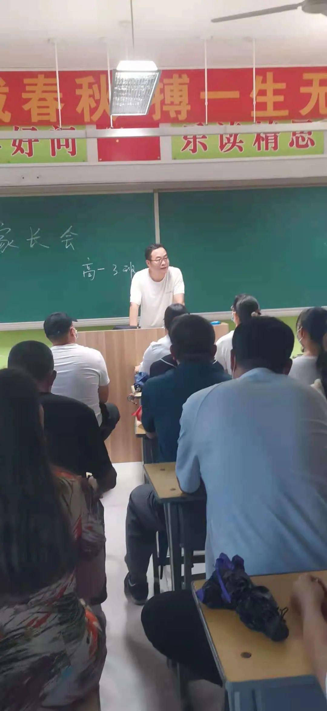 首先在大会议室聆听高一年级主任胡新圃的讲话,政教处主任张金琢讲话