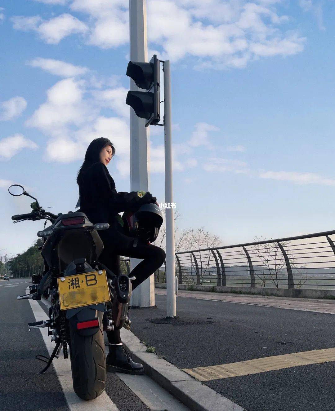 新手小白:幼狮250女王粉真的是颜值超高,又炒鸡适合小个子女生骑的高