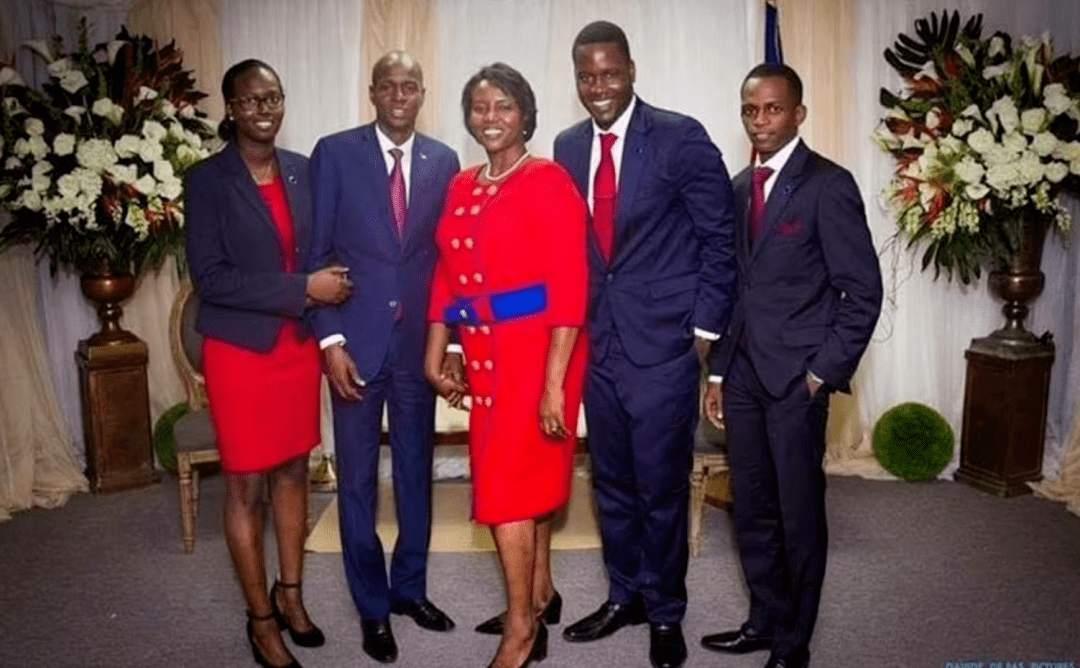 海地总统莫伊兹夫妇和他们三个孩子的合影.