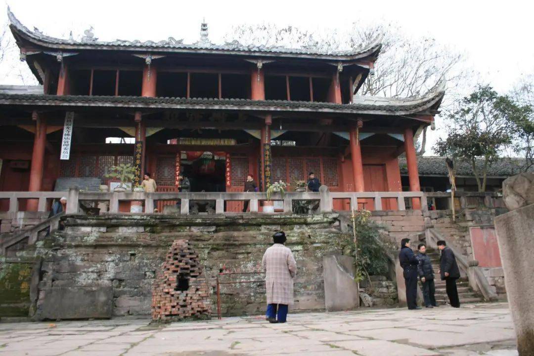 寂光寺又称古井寺位于大英县蓬莱镇古柏办事处境龙归山下以围墙为界