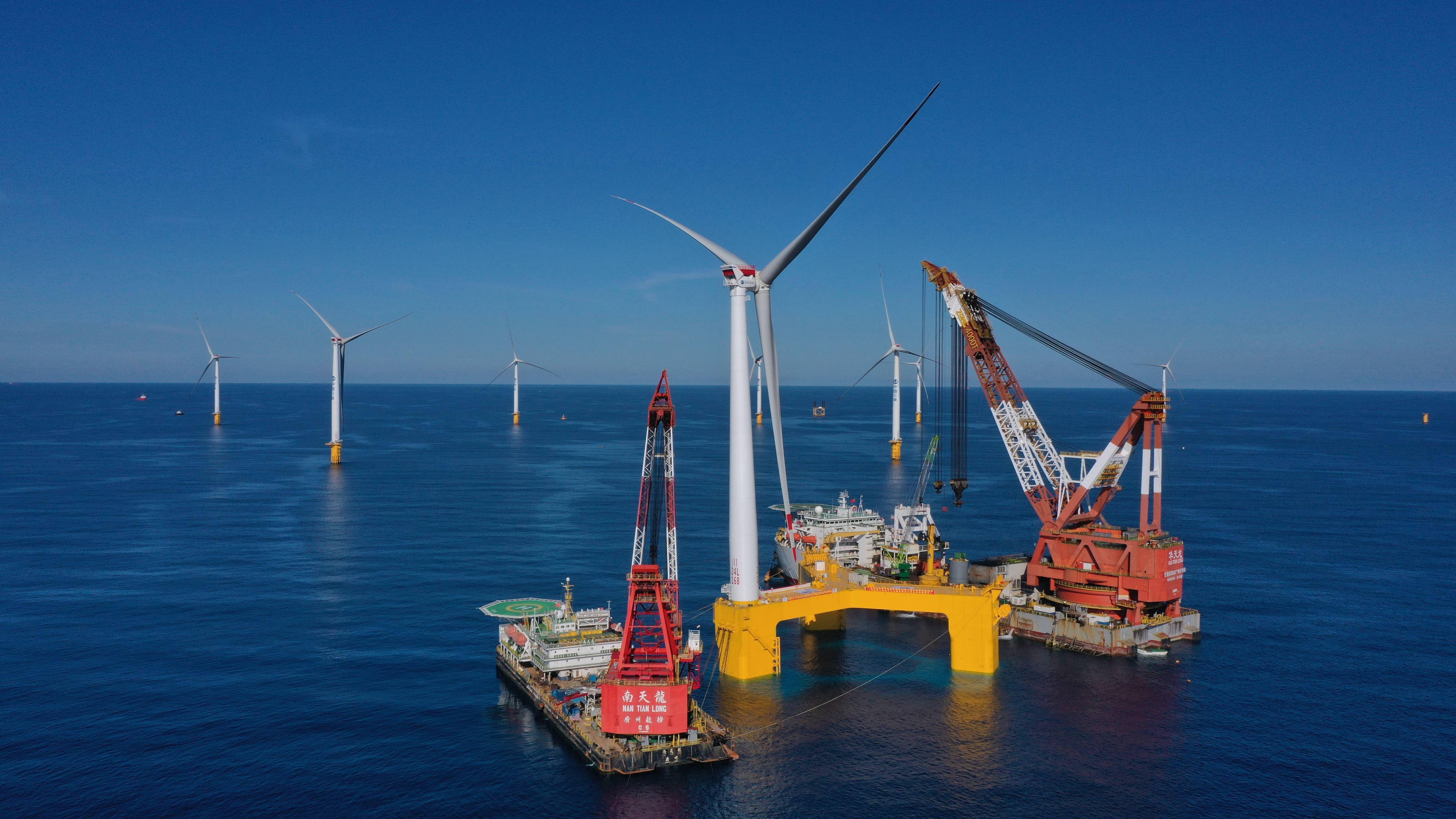 全球首台抗台风型漂浮式海上风电机组在广东阳江成功安装