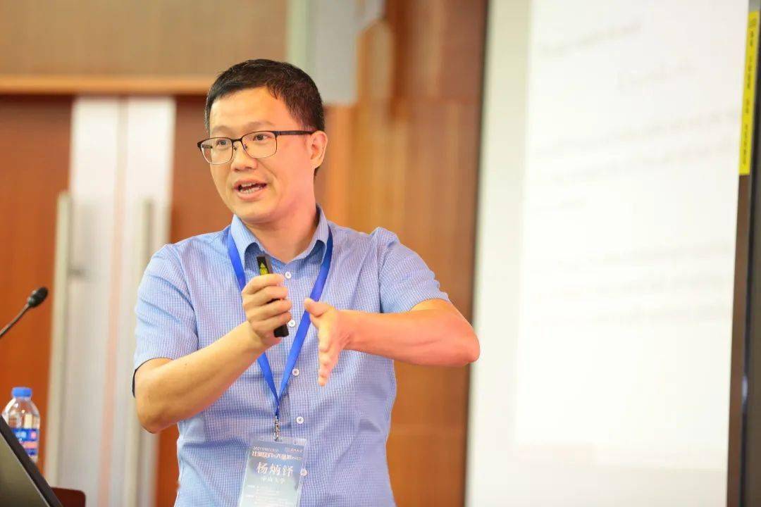 香港中文大学(深圳)艾春荣教授,香港科技大学陈松年教授依次作报告.