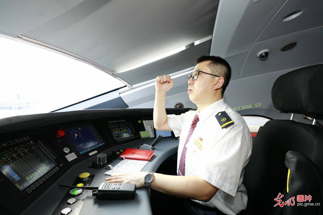 Fuxing|New Fuxing intelligent bullet trains put into service