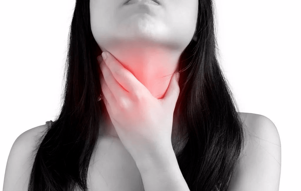 特征3:咽喉痛,有火辣辣的感觉出现喉咙痛,伴有出汗,胸闷,恶心等症状