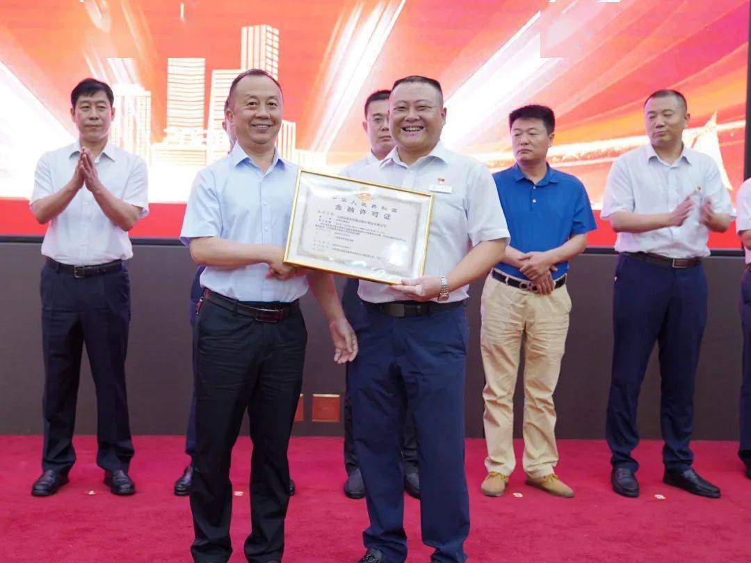 开业仪式上,吕梁银保监分局农村银行机构监管科科长温建荣宣读《吕梁