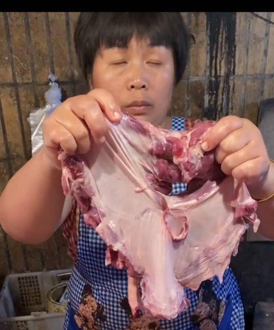 刺苋根和猪肝沿煲好的一锅汤晚上是这次来厦门的重头戏,卡露伽鱼子酱