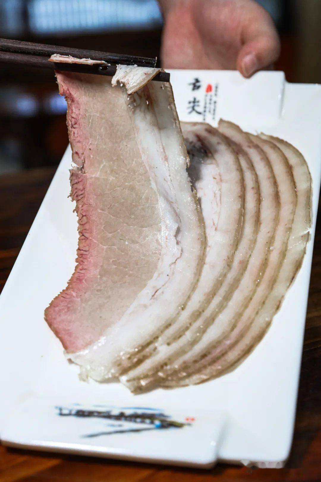 01|大刀蒜泥白肉除了招牌的豆花,店里还有近30种川渝小炒和凉菜,价格