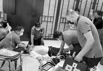 家属|大爷唱着歌忽然晕倒！医生紧急提醒！