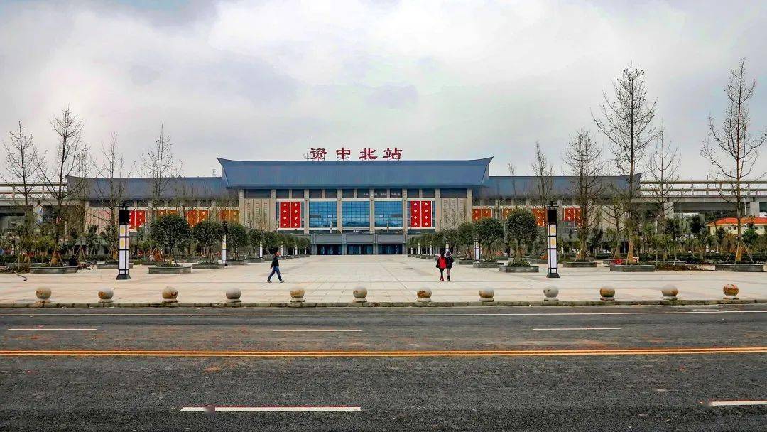 随着一趟高铁列车到达资中高铁北站,身穿红马褂的志愿者在出站口守候