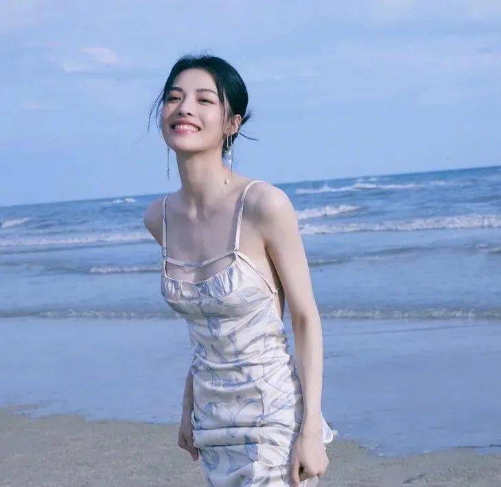 设计|时髦办 | 腰细、腿长和肩平,哪个穿吊带裙最重要?