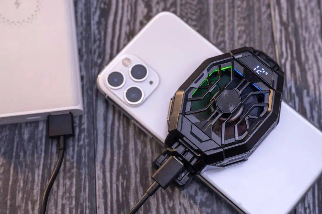 手机的夏日空调黑鲨冰封散热背夹2pro